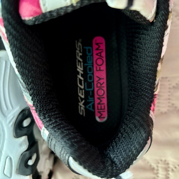 Ladies Skechers D’Lites air-cooled memory foam athletic shoes - Picture 11 of 16